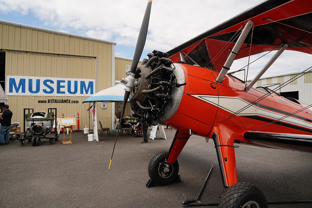 airplane-with-museum-sign